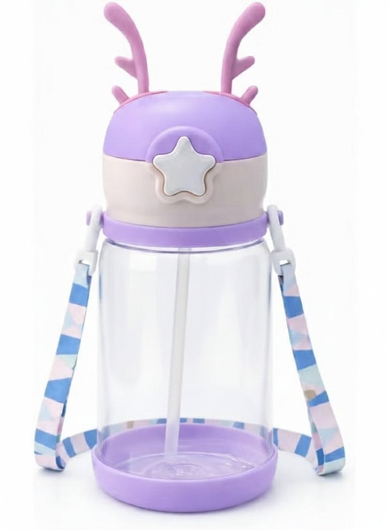 قارورة مياه للاطفال بلاستيكية بطباعة كرتونية وبقرن غزال كبير، محمولة مضادة للسقوط مع شفاطة وحزام تستخدم في الانشطة الخارجية والتخييم